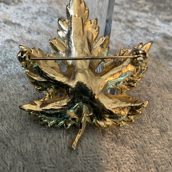 Vintage Gold and Crushed Jade Maple Leaf Pin - Picture 2 of 2